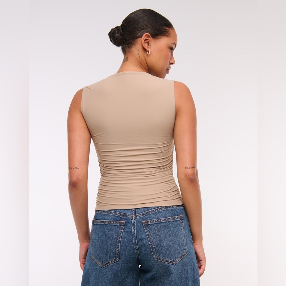 Abercrombie & Fitch Ava Soft Matte Seamless Top in Beige, size M - Picture 5 of 9